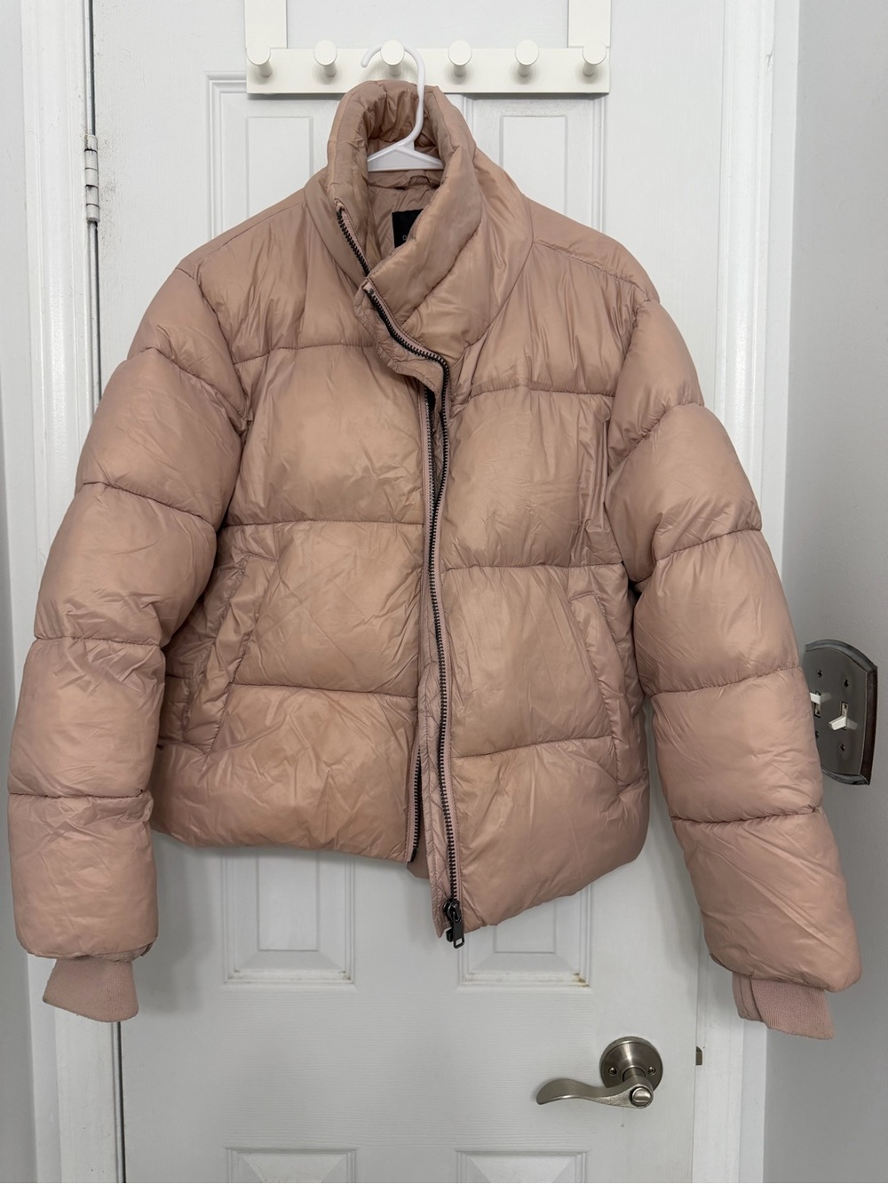 Dynamite Cropped Puffer Jacket in Blush